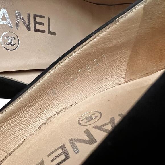 Chanel Black Interlocking CC Logo Suede Pumps, US6/IT36 - Picture 11 of 16